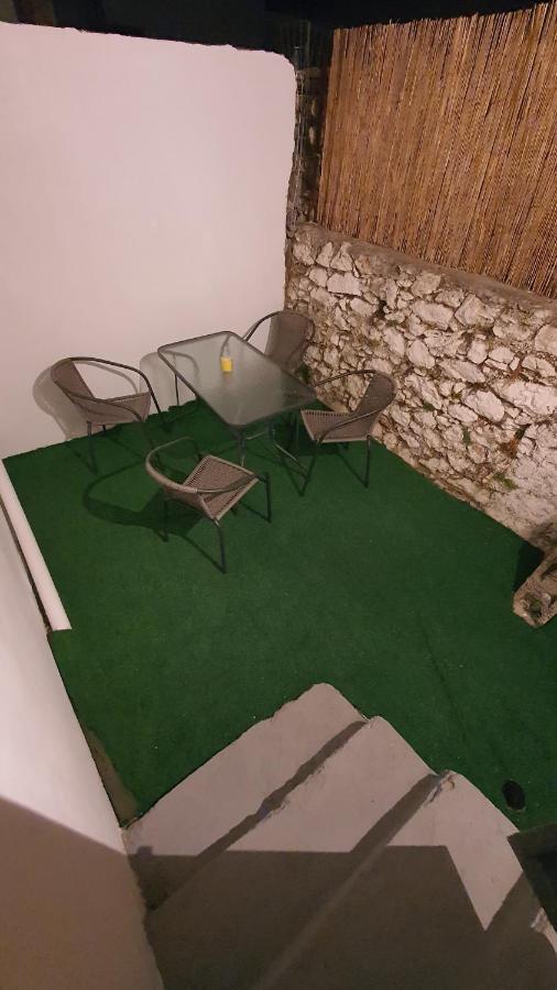 Larry'S Little Place In The Center Of Gytheio Exterior foto